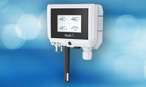 Feel Multi der FSM AG mit Display und Multifunktionssensor, abgebildet vor einem blauen Hintergrund.