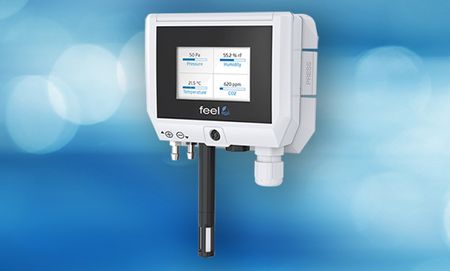 Feel Multi der FSM AG mit Display und Multifunktionssensor, abgebildet vor einem blauen Hintergrund.